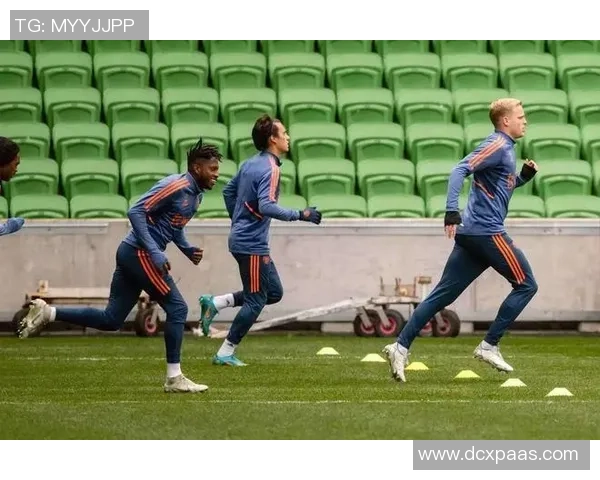 足球巨星轻松慢跑时刻展现独特魅力与专注状态的完美瞬间